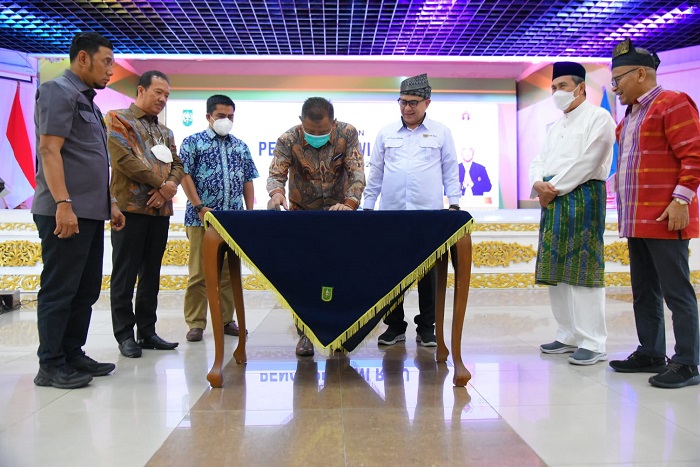 Momen Pelantikan Pengurus, PWI Riau Teken MoU dengan Mitra Kerja 